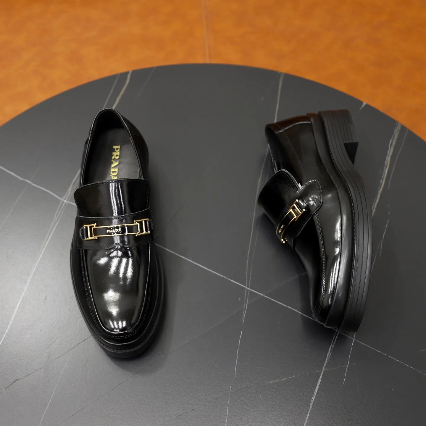 Ex-factory price: 500💰🙅‍♂️🙅‍♂️🙅‍♂️ Brand: PRADA Standard code: Men's code 38-44 (45 can be customized) Grade: Same style as the official website Original order quality Material: Original cowhide surface Comfortable lining Original outsole Style category: Men's fashionable casual leather shoes Distinguished big-name luxury elements Top luxury Color: Color of the actual picture